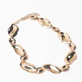 Collar de eslabones irregulares con acabado metálico brillante en tono dorado, con cadena de ajuste en el cierre.
