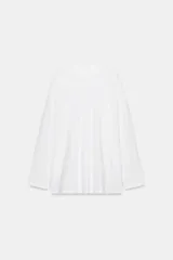 Remera oversize blanca de manga larga con cuello redondo y puños anchos combinados.