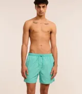 Bermuda de baño masculina marca Blue Steel, confeccionada en microfibra de color turquesa. Presenta cintura elástica con cordón ajustable y bolsillos laterales.