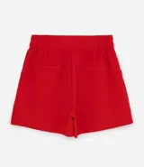 Short de vestir rojo, de cintura alta con elástico en los laterales y doble botón.