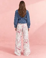Jean de corte recto, color blanco con estampado floral en tono rosado, tiro medio y diseño exclusivo.
