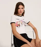 Remera de algodón color blanco, de corte ajustado, con cuello redondo y ribetes en contraste negros. Presenta estampa gráfica frontal de personajes estilo anime de las Guerreras del K-Pop.