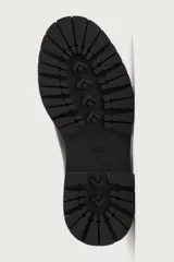 Bota Chelsea negra de estilo urbano con parte superior lisa, piezas elásticas laterales, tirador trasero y suela track con volumen.