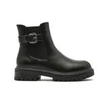 Bota corta estilo chelsea de cuero negro, con suela track dentada y detalle de tira con hebilla metálica plateada en el tobillo.