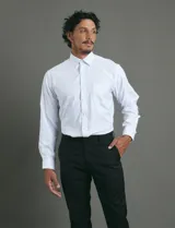 Camisa de vestir blanca de manga larga, con cuello clásico, cierre frontal de botones y bolsillo en el pecho.