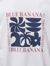 Camiseta blanca de corte oversize, confeccionada en algodón orgánico de alto gramaje. Presenta un diseño gráfico estampado en el centro del pecho con el logo de la marca.