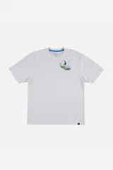 Remera blanca de algodón con cuello redondo y manga corta. Estampado en el bolsillo de la camisa con el personaje del Pato Donald.