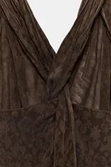Vestido midi de escote en pico con tirantes anchos cruzados en la espalda, confeccionado en tejido jacquard con textura sutil.