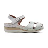 Sandalia casual negra con diseño de tiras cruzadas y hebilla lateral.