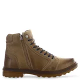 Bota de cuero color marrón con diseño acordonado y cierre lateral. Presenta detalles en cuero oscuro en la lengüeta y el cuello, con suela dentada de goma.