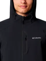 Campera técnica Columbia con capucha, confeccionada en tejido softshell resistente al viento y al agua. Presenta cierre frontal completo, bolsillos laterales con cierre y puños elásticos para mayor protección.