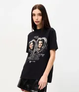 Remera de algodón color negro, con cuello redondo, manga corta y estampa frontal de los Salvatore Brothers de The Vampire Diaries.