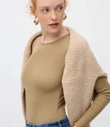 Body de manga larga con cuello redondo, confeccionado en tejido de poliamida y elastano sin costuras. Presenta un diseño ajustado al cuerpo con cierre inferior mediante botones de presión.
