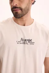 Remera de algodón color beige con diseño de estampado tipográfico en el pecho, de corte regular fit y manga corta.
