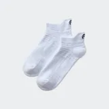 Medias deportivas de corte bajo, color negro, con tejido técnico absorbente y diseño ergonómico con refuerzo en el arco.