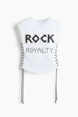Top de algodón sin mangas con diseño de texto frontal decorado con tachas metálicas. Presenta un ajuste entallado, cuello redondo y cordones laterales en contraste que permiten el ajuste de la prenda.