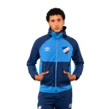 Campera deportiva con capucha, cierre frontal y bolsillos laterales. Presenta un diseño en bloques de color azul marino y celeste, con el logo de Umbro y el escudo del Club Nacional de Football estampados en el pecho.