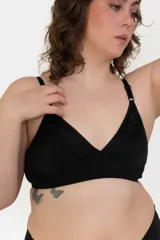 Soutien negro con copas moldeadas sin aro, efecto segunda piel y detalles de encaje en el escote. Cuenta con tirantes elásticos regulables.