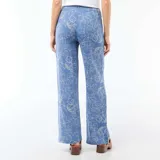 Pantalón de corte recto y holgado, confeccionado en lino azul con estampado de flores lineales en color blanco. Presenta cintura elástica con cordón de ajuste y bolsillos laterales.