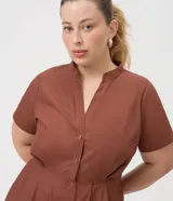 Vestido midi de tricolina de algodón color marrón, con escote en V, cuello mao, mangas cortas, cierre frontal con botones y pliegues en la falda.