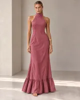 Vestido largo verde con cuello alto tipo halter, sin mangas y diseño ajustado con vuelo y volado en el dobladillo inferior.