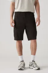 Short cargo color marrón oscuro, de corte recto y bolsillos laterales con solapa en las piernas.