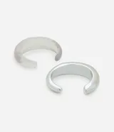 Set de dos brazaletes rígidos abiertos, uno plateado liso y otro azul traslúcido.