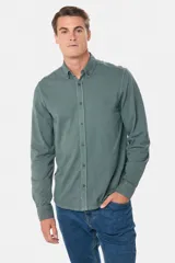 Camisa de manga larga color verde oscuro, con cuello abotonado y logo bordado en el pecho.