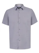 Camisa de manga corta RKF color gris, de corte regular, con cuello clásico, cierre frontal con botones y un bolsillo en el pecho con detalle bordado.