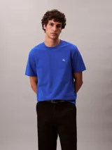 Remera de manga corta Calvin Klein color azul, con cuello redondo y corte regular. Presenta un pequeño bordado con el monograma de la marca en contraste sobre el lado izquierdo del pecho.