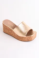 Sandalia dorada con plataforma de corcho, taco de 6.5 cm y plantilla cuadrada.