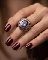 Anillo de plata 925 con diseño calado de estilo hindi y piedra facetada color amatista en formato ovalado.