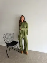 Pantalón de lanilla color negro, de corte recto y tiro alto, con diseño holgado y fluido.