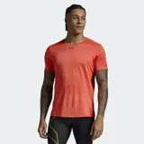 Remera deportiva 2XU de manga corta, color naranja, con zonas de ventilación diseñadas en el pecho y la espalda. Confeccionada en tejido ultrafino de secado rápido con acabados lisos para reducir rozaduras y detalles reflectantes.