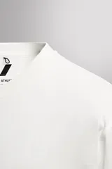 Remera de algodón con cuello redondo y mangas cortas, de corte regular. Presenta un pequeño logo en relieve en el bajo.