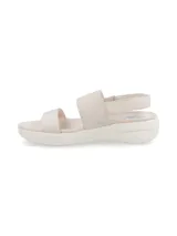 Sandalia Hush Puppies modelo Breathe Slingback, color blanco off-white, con dos tiras anchas en el empeine, tira ajustable en el talón y suela plataforma con textura.