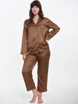 Pantalón de pijama de satén con caída fluida, corte recto y cintura elástica. Presenta un acabado suave y sedoso al tacto.