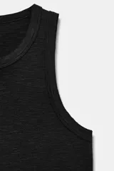 Musculosa de punto rib color marrón con escote redondo y diseño sin mangas.