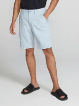 Bermuda de corte recto estilo chino, confeccionada en lino, con ruedo doblado y cierre frontal.
