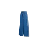Pantalón de mezclilla Adidas modelo Firebird Adilenium Track Pant Denim, de color azul medio con las clásicas tres tiras blancas a los lados y diseño de pierna ancha.