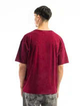 Remera oversized color bordó de corte relajado, confeccionada en algodón pesado con efecto acid wash.