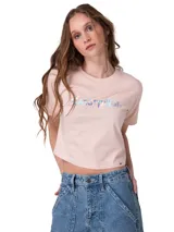 Remera crop de manga corta y cuello redondo, color rosado, con el logo de Caterpillar impreso en el pecho con efecto holográfico y metalizado.