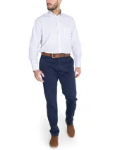 Camisa de manga larga a rayas verticales color celeste y beige, con cuello abotonado, bolsillo en el pecho con logo bordado y calce holgado.