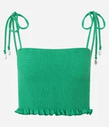 Top cropped femenino de color verde, confeccionado íntegramente en tejido lastex fruncido. Presenta un escote cuadrado y breteles finos regulables mediante lazos con detalle de concha en las puntas.