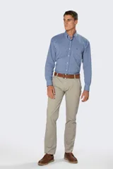 Pantalón clásico de gabardina de corte recto, con bolsillos traseros ojalados con botón y presillas para cinturón.