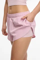 Short deportivo color rosa claro con cintura elastizada y calza interna con bolsillo.