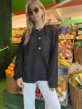 Canguro negro de tejido waffle con capucha, cierre de botones y bolsillo delantero.