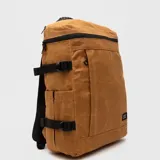 Mochila urbana de diseño minimalista en color negro, con compartimento principal amplio, bolsillo frontal con cierre vertical y correas laterales ajustables. Incluye compartimento acolchado para computadora y manija superior reforzada.