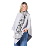 Pashmina de tela liviana con estampado floral en tonos blanco, gris y negro, con bordes decorados con patrones geométricos.