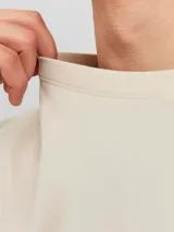Remera de manga corta y cuello redondo con calce relajado. Presenta un estampado en relieve en el centro del pecho con la inscripción Originals Studio. Confeccionada en tejido de algodón.